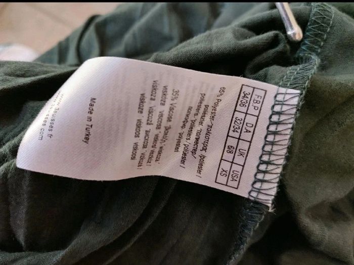 Robe plissée vert foncé avec ceinture satin à nouer - photo numéro 4