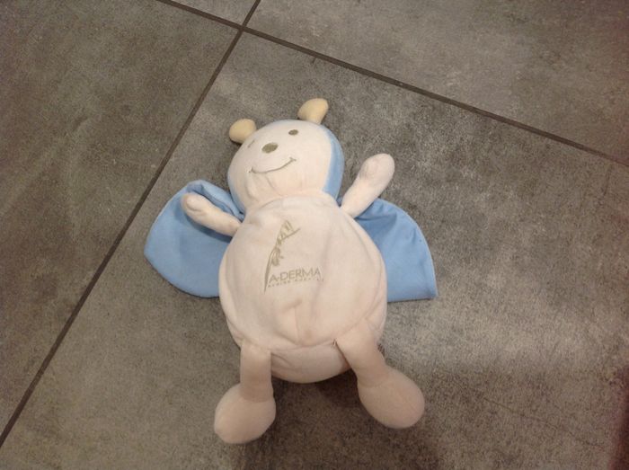 Peluche doudou coccinelle bleue / écrue A-Derma - photo numéro 3