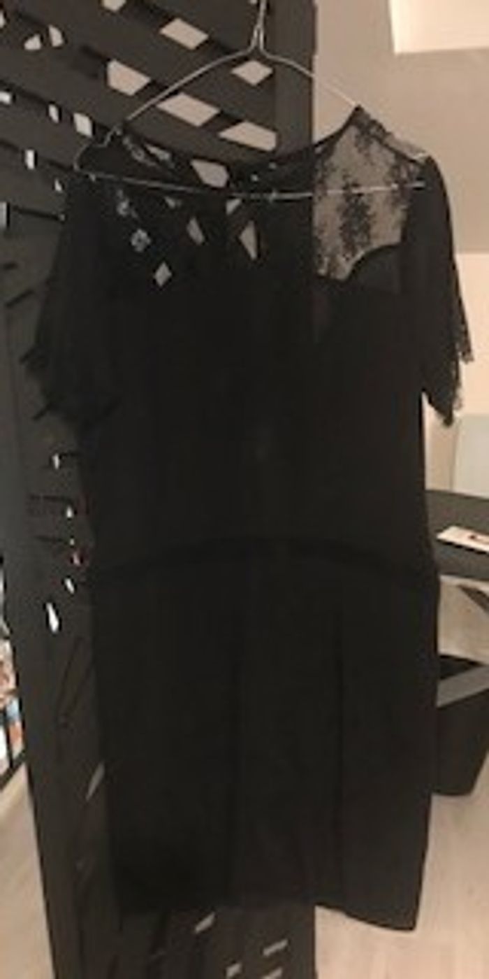 robe cocktail noir avec haut dentelle et encolure dos