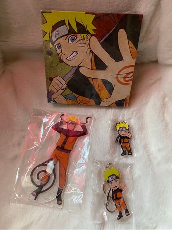 Lot Naruto (cadre, porte clé, pin’s, figurine)