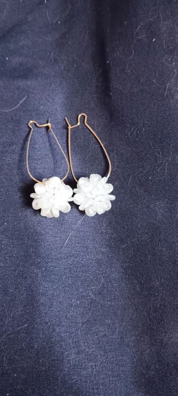 Boucle d'oreille pendant fleur