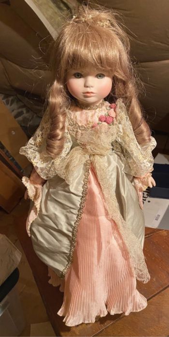 Poupée de collection en porcelaine Iseult de Mundia