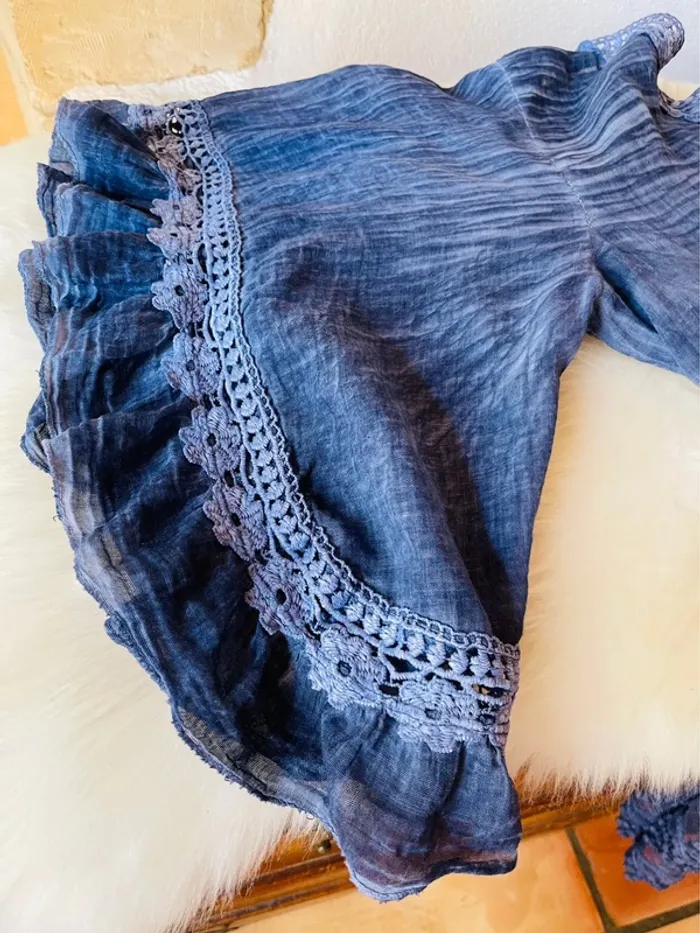 Blouse à volants couleur bleu jean - photo numéro 3