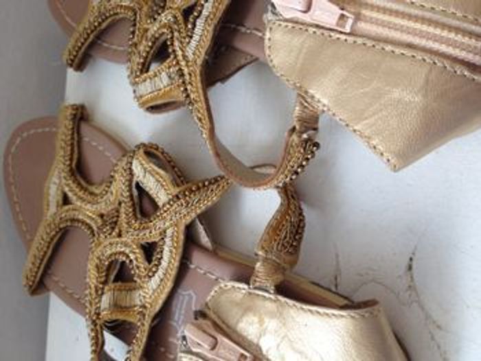Chaussures d'été jaunes dorées sandales plates à brides taille 38 look féminin - photo numéro 5