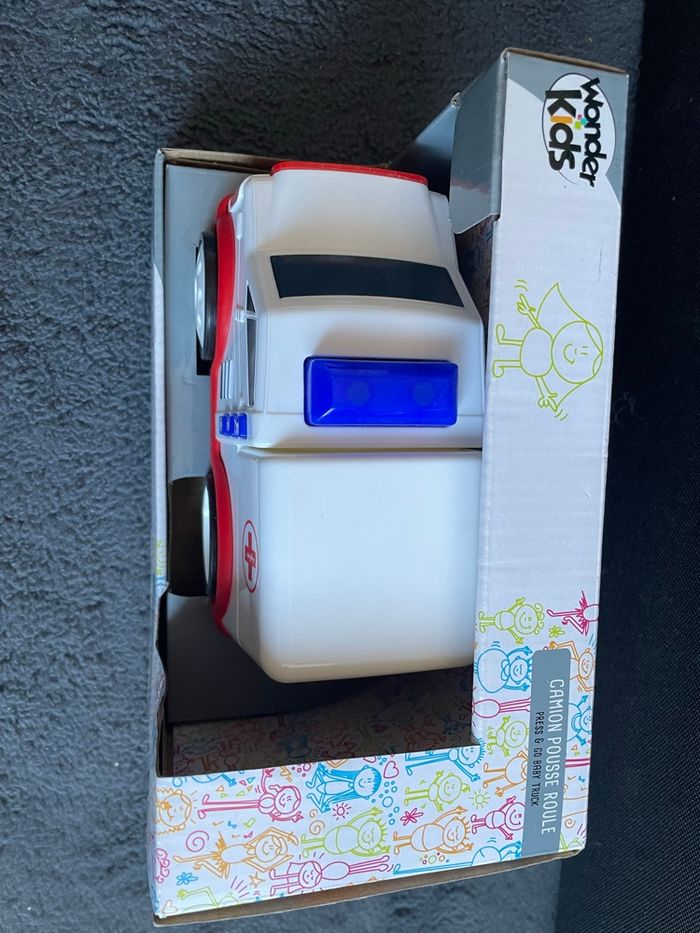 Camion ambulance pousse-roule Wonder Kids (jouet pour tout-petits) - photo numéro 2