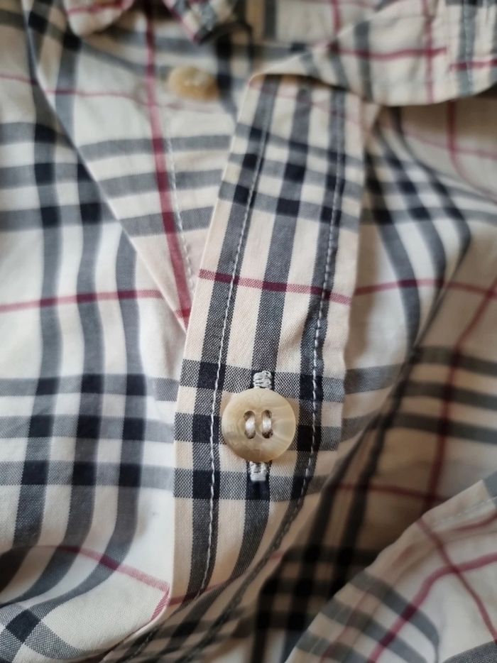 Chemise ML 
Burberry authentique 
Taille 12 ans 
Joli tartan
Très bon état - photo numéro 4