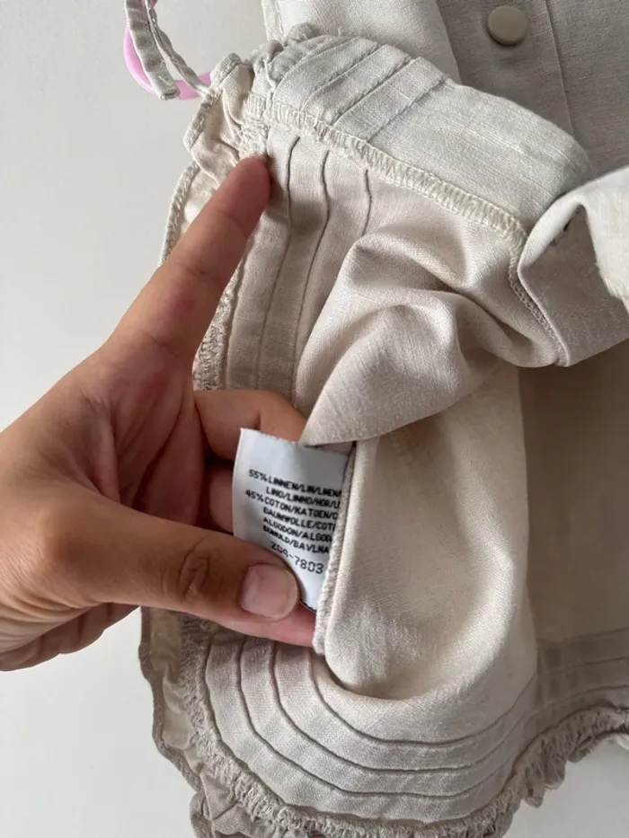 👗robe beige Très bon état - défauts au niveau des boutons - 55% de lin - bébé fille 6mois - 68 cm - photo numéro 7