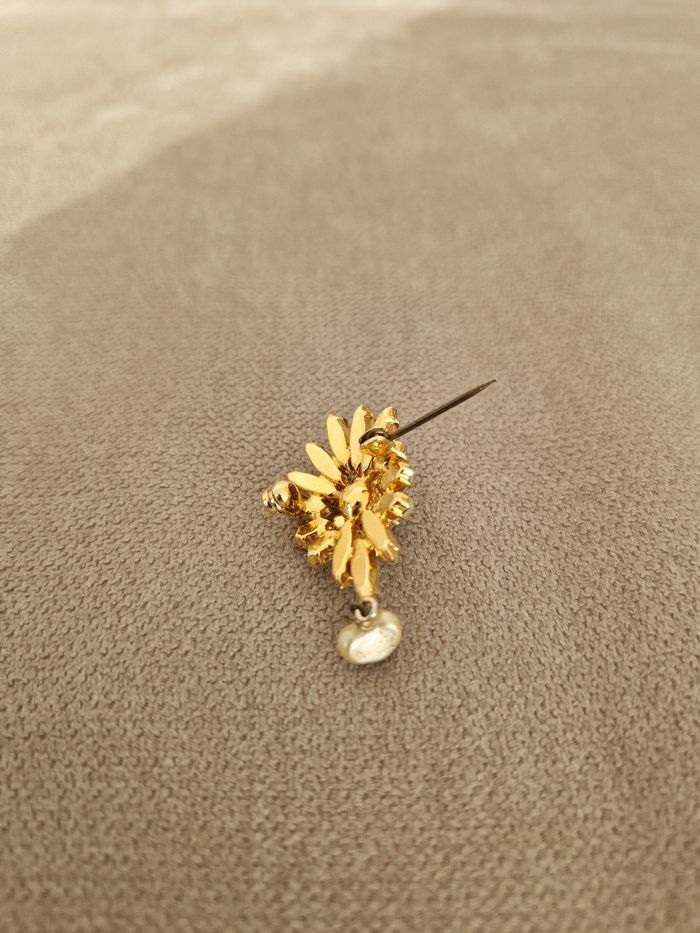 Broche dorée vintage avec ses perles brillantes et sa perle - photo numéro 10
