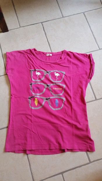 T-shirt rose avec dessins de lunettes