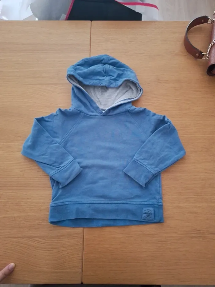 Sweat leger à capuche