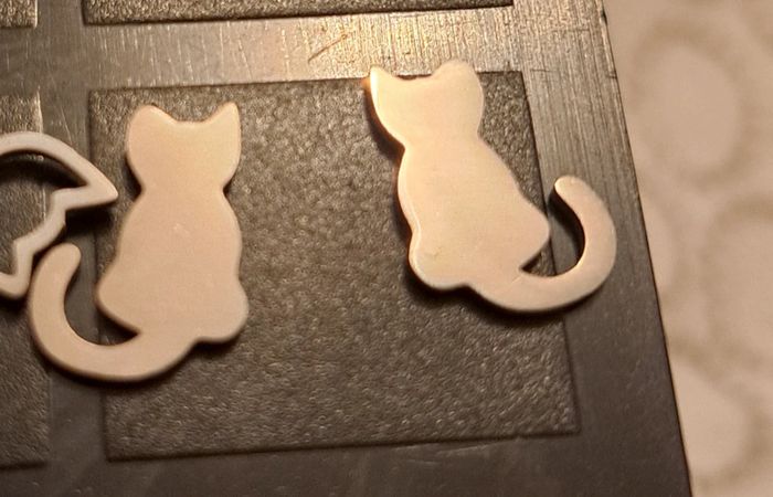 Petite paire de boucles d oreilles chat argenté
