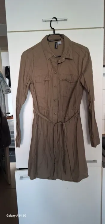 Robe H&M M 
Écris 40 mais correspond parfaitement à un M