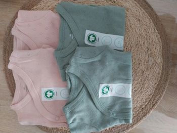 Lots bodys naissance en coton fille  taille naissance 44 cm