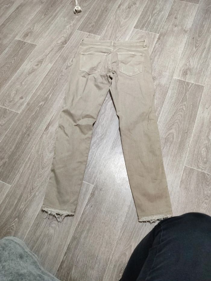 Jeans troué - photo numéro 4