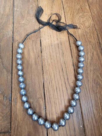 Collier perles grises ruban