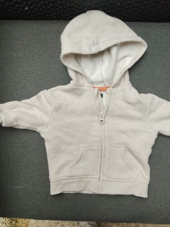 Gilet zip et capuche 6 mois