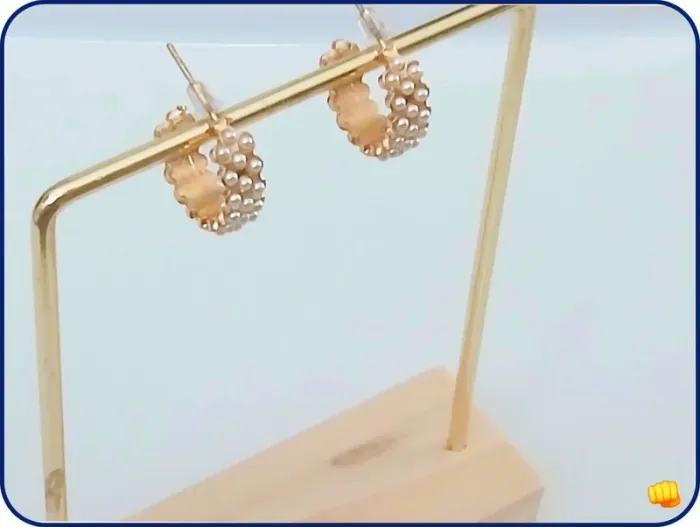 Boucles d'oreilles Créoles dorées et perles blanches – indémodables & tendance - photo numéro 2