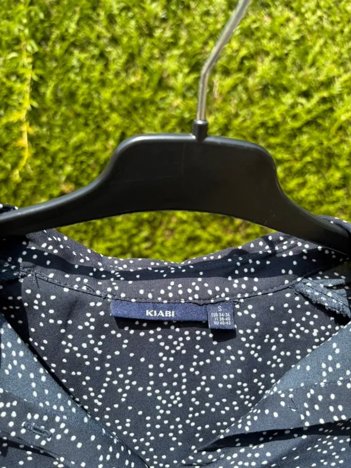 Chemise effet blouse manches longues bleu marine à pois blancs – Marque Kiabi - photo numéro 4