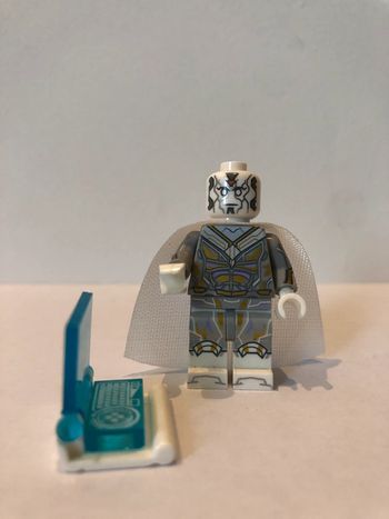 Figurine type lego White vision. Dc comics