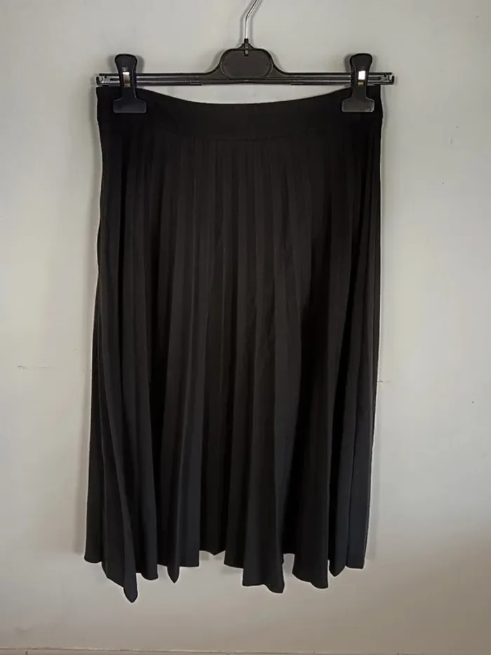 C25 jupe noir Stradivarius M - photo numéro 2