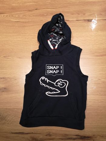 Pull a capuche sans manche.