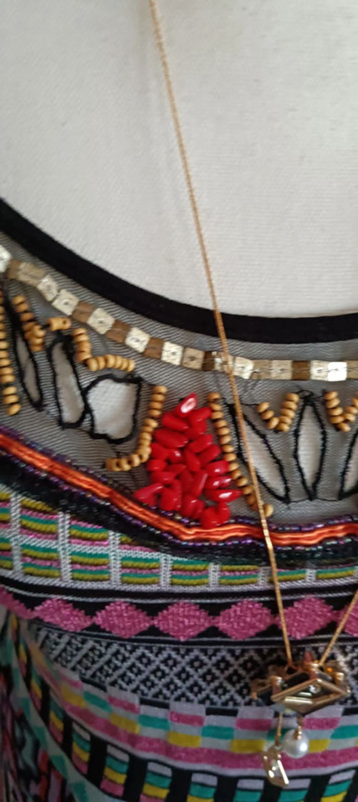 Jolie robe colorée avec perles brodées - photo numéro 2