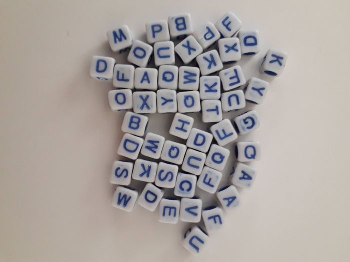 Perles lettres en plastique bleues DIY