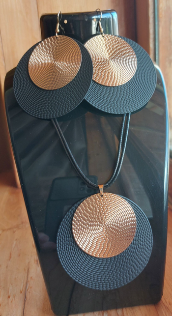 Parrure collier + boucle d'oreille N E U F noir et doré bijou