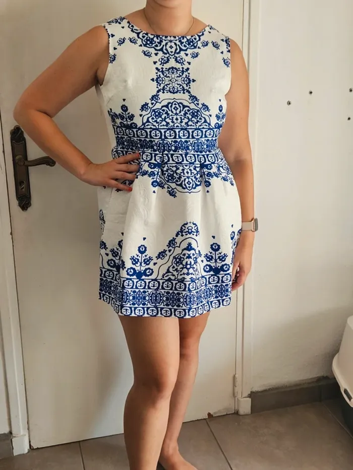 Robe courte bleue et blanche