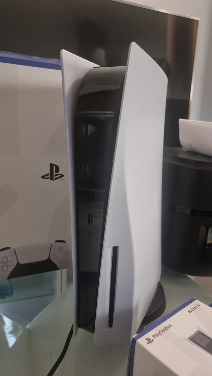PS5 + Télécommande Média + Station de charge DualSense - photo numéro 4