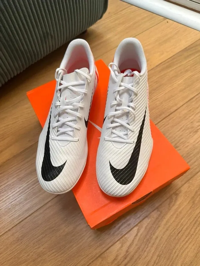 Nike Crampon Vapor 15 Club blanche et rouge - photo numéro 2