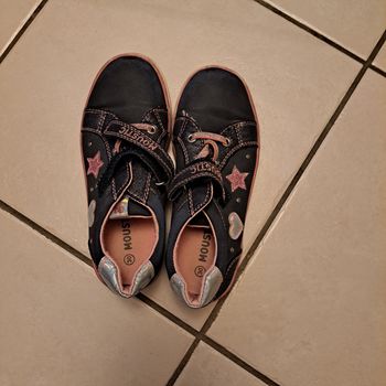 Vend  chaussures taille 30 mise tout les jours pour l'école