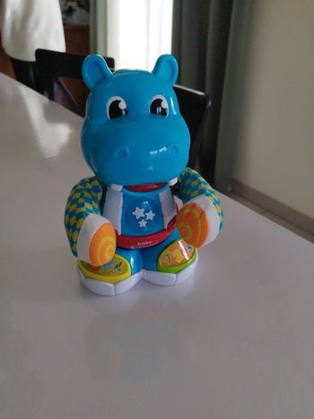 Jouer bebe hippopotame danseur Clementoni