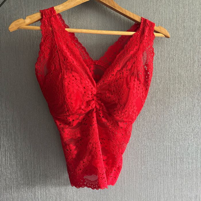 Haut rouge à dentelle