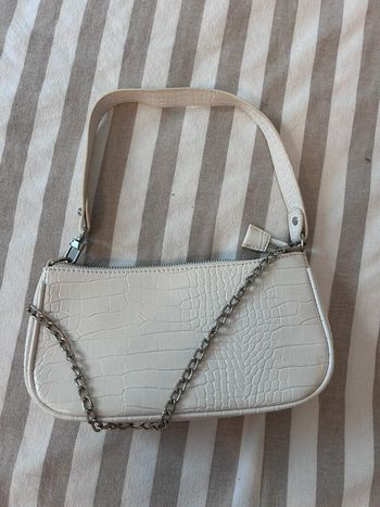 Petit sac blanc avec chaîne porté épaule