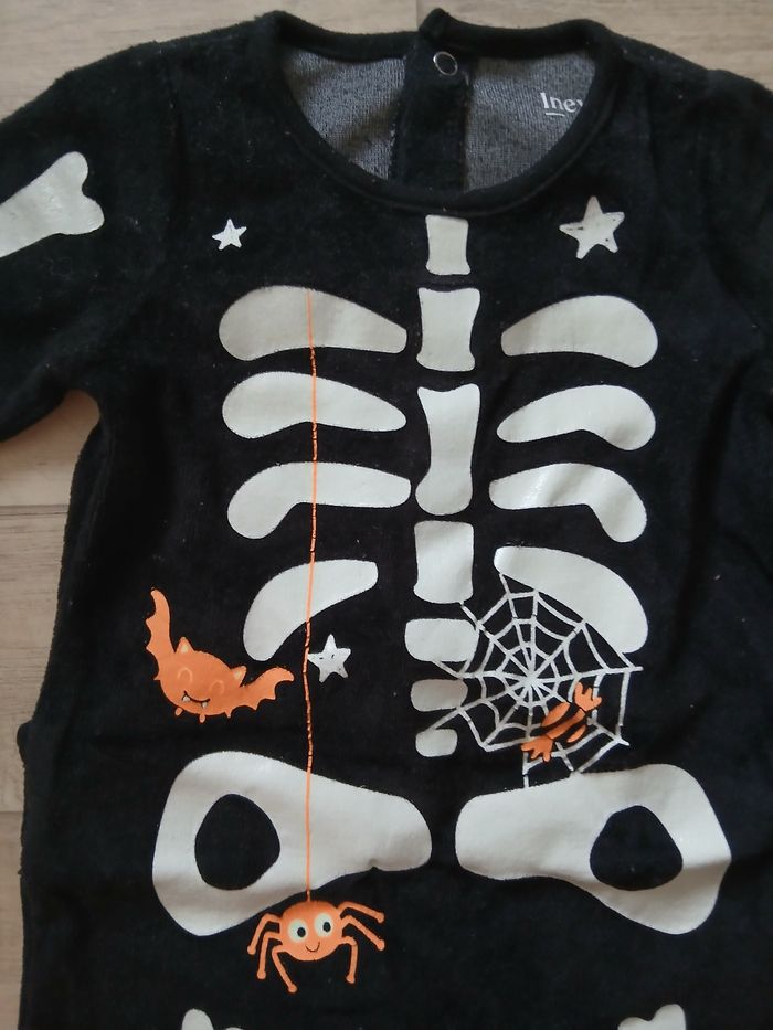 2 Pyjamas d'halloween squelette  taille 9mois + 1 paire de chaussons citrouille en 20. Tres bon etat. Kiabi - photo numéro 5
