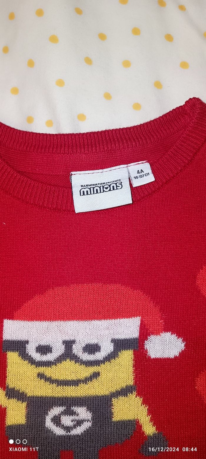 Pull noël les minions illumination 4 ans très bon état - photo numéro 4