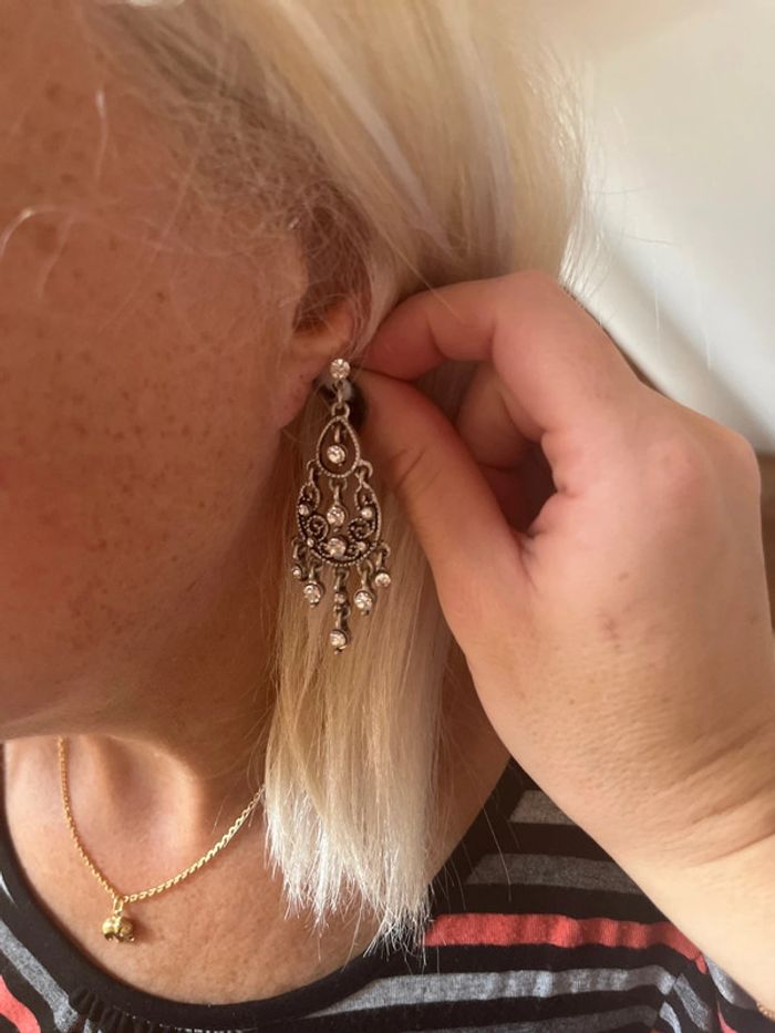 Boucle d’oreille pendante ornée de cristaux - photo numéro 4