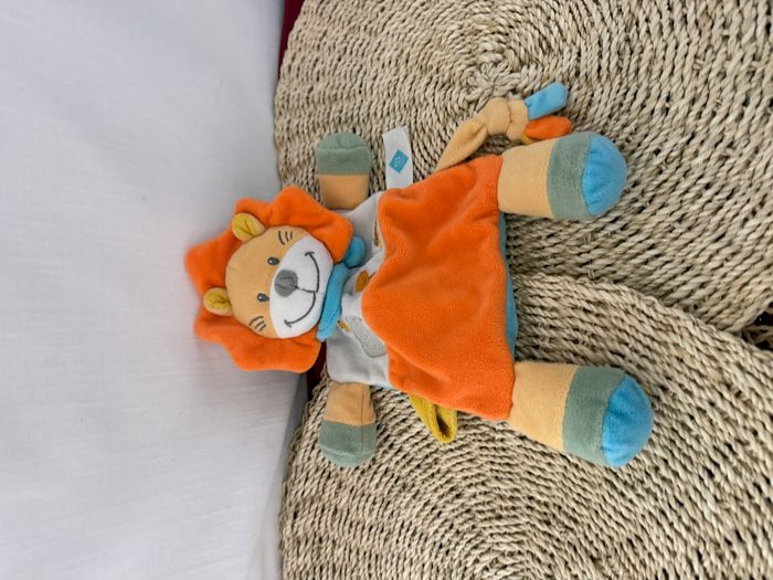 Doudou plat attache-tétine lion orange, jaune et bleu Tex - photo numéro 3