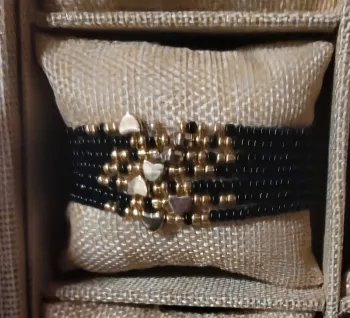 Bracelets de perles noires avec cœurs