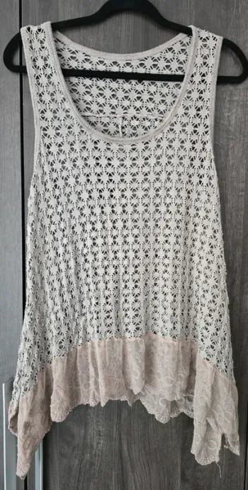 Débardeur dentelle ajouré