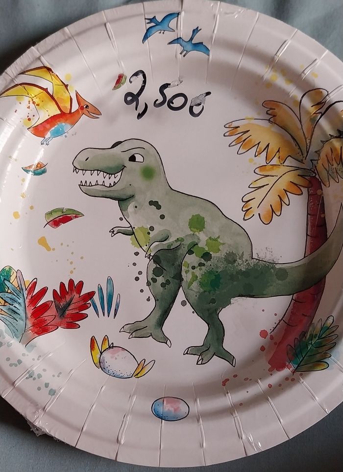 Lots anniversaires dinosaures 8 enfants assiettes ,serviettes gobelet  ,pailles - photo numéro 5