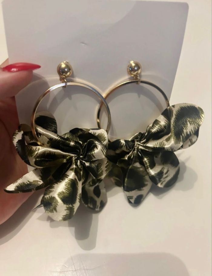 Boucles d’oreilles / Créoles à froufrous NEUVES couleurs noir et gris motifs léopard