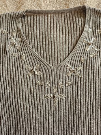 Pull fin côtelé argenté brillant et perles Vintage