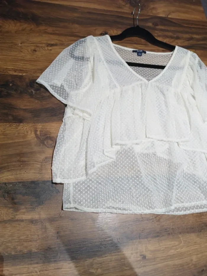 Blouse à volant écru "Kiabi" taille 34/36 - photo numéro 2