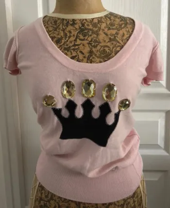 Sonia Rykiel petit pull court rose a gros strass taille s