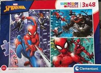 Un lot de trois puzzles Spiderman