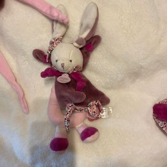 Tapis deveil blanc avec pattes fleuries et son doudou cerise assortis - photo numéro 2