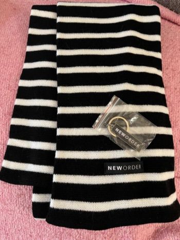 echarpe et porte clé neufs New Order