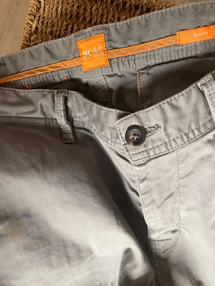 2 Chinos Hugo Boss gris et bordeau - photo numéro 3